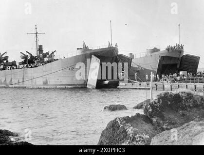 TANK FÜR LANDUNGSSCHIFFE, LST. JULI 1943, FREETOWN. GROSSBRITANNIENS NEUESTES INVASIONSBOOT MIT TANKER-ÄHNLICHEN KONSTRUKTIONEN, KLAREN DECKS UND AUFBAUTEN AFT. - Bug-Ansicht eines Panzerlandefahrzeugs, das die Bugtüren offen zeigt, die modernen Davits und Geschützpositionen auf der Fo`c'sle Stockfoto